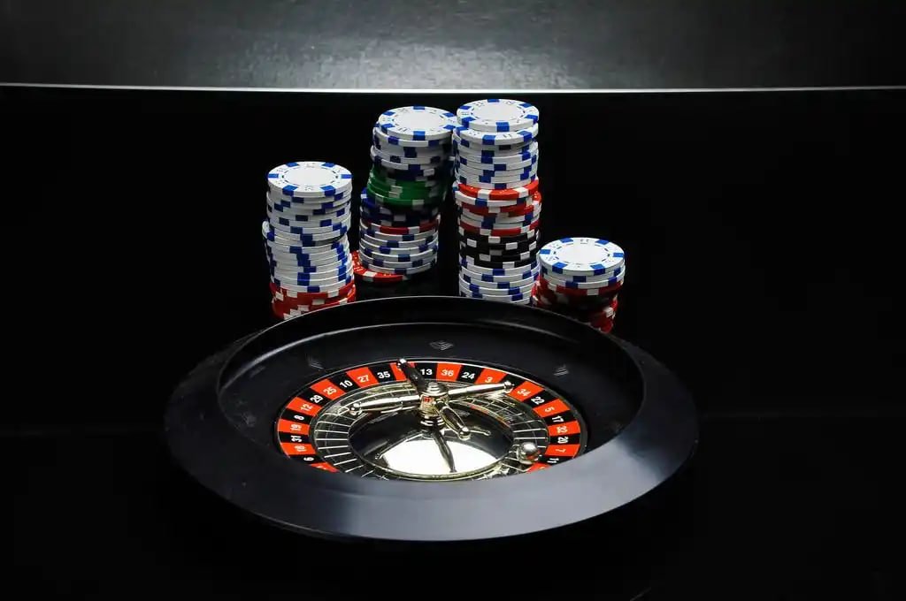 Mobile user enjoying slot game interface on 6s app